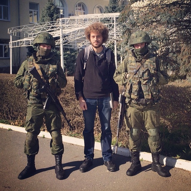 Người dân ở Crimea chụp ảnh chung với những người lính lạ