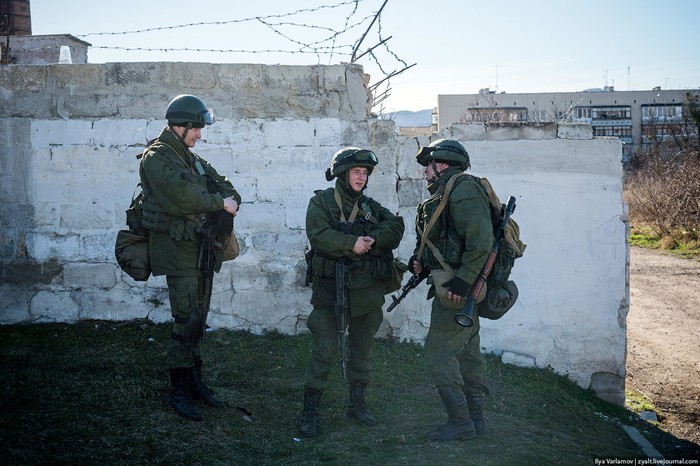 Một nhóm các binh sỹ đang làm nhiệm vụ canh gác (họ được cho là lính quân đội Nga)