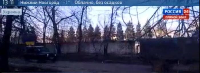 1 xe dã chiến UAZ cắm cờ Ucraine chạy sau 1 xe vận tải quân sự