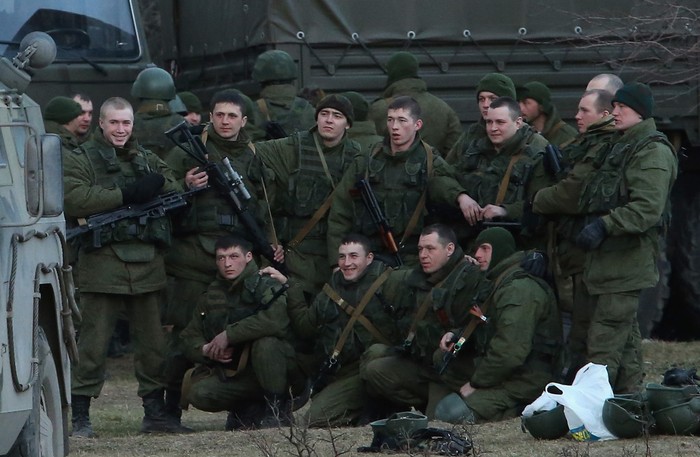 Lính có vũ trang (không đeo phù, phiên hiệu) dưới sự chỉ huy của quân đội Nga đứng chụp ảnh chung trước khi lên xe về địa điểm tập kết