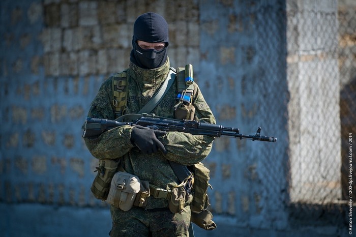 Lính có vũ trang được cho là lính Nga đang thực hiện nhiệm vụ canh gác