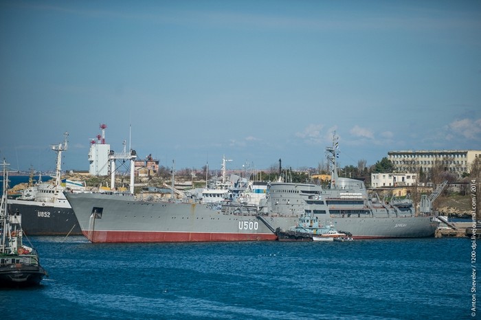 Tàu bè của Nga và Ucraine tại thành phố cảng Sevatopol