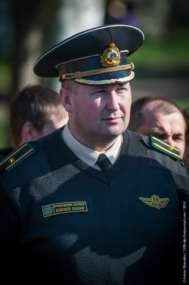 Người đàn ông này mặc áo mang phù hiệu của biên phòng Ucraine