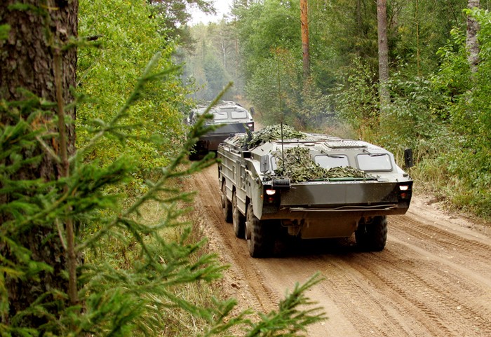 Xe chở tên lửa chiến thuật cơ động trên đường băng rừng