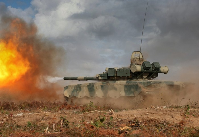 Xe tăng T-90 nã pháo vào mục tiêu