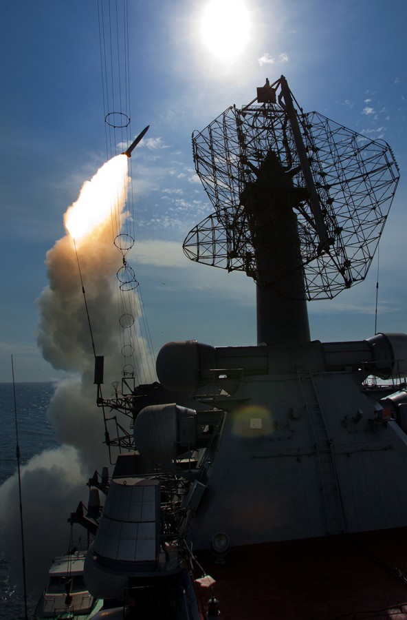 Một quả tên lửa được phóng đi từ tàu chiến Nga
