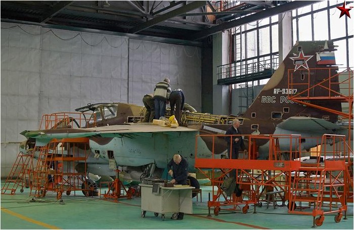 Một chiếc Su-25 của Không quân Nga đã được tháo gần hết các bộ phận và chỉ còn trơ khung