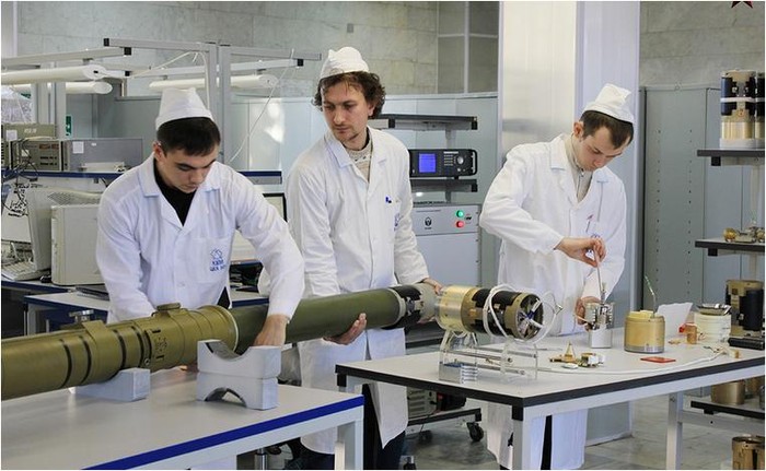 Các kỹ sư vũ khí đang tham gia quá trình chế tạo từ quả đạn tên lửa