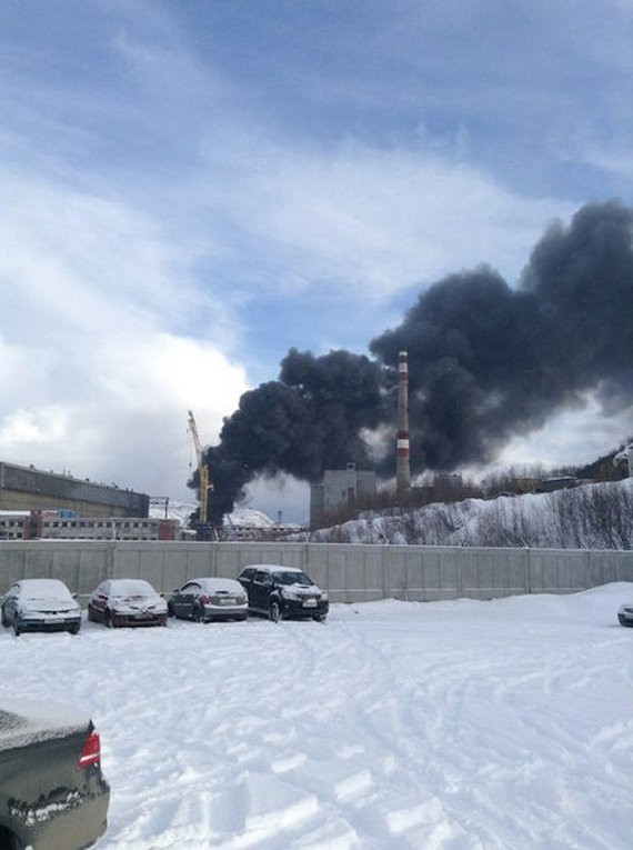 Cột khói đen bốc lên từ ngọn lửa được quan sát từ bên ngoài nhà máy sửa chữa