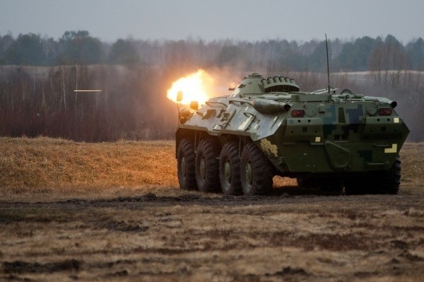 Một xe chiến đấu bộ binh của lực lượng quân chính quy Ucraine thực hành bắn đạn thật vào mục tiêu