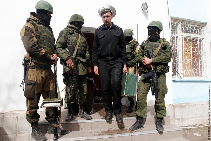 Một sỹ quan của Hải quân Ucraine buộc phải rời căn cứ