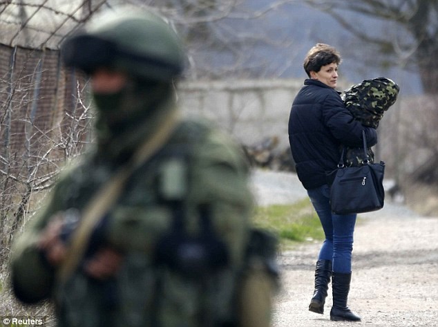 Một nữ quân nhân Ucraine rời căn cứ