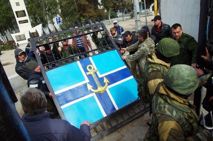 Hình ảnh ghi lại cảnh những người biểu tình phá cổng vào tại căn cứ Tổng hành dinh hải quân Ucraine tại Crimea