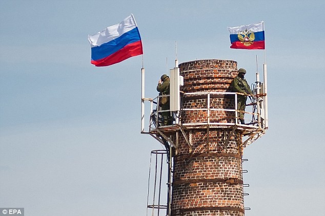 Cờ Nga được treo trên 1 ngọn tháp tại căn cứ của Ucraine