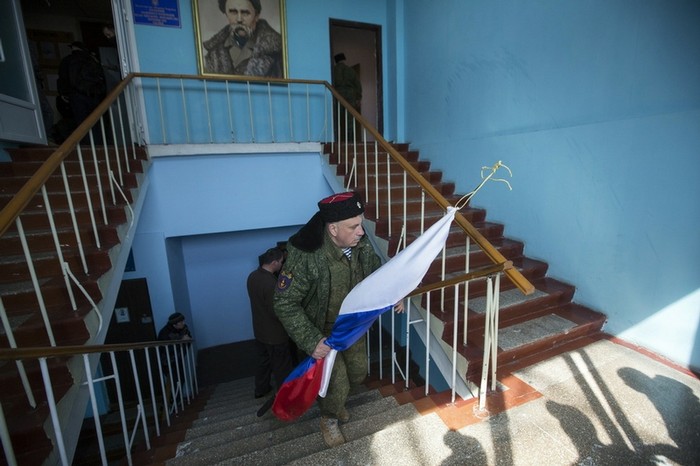 Một người biểu tình mang theo cờ Nga