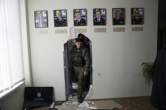 Lực lượng tự vệ Crimea tiến vào trong một căn phòng trong căn cứ của Hải quân Ucraine