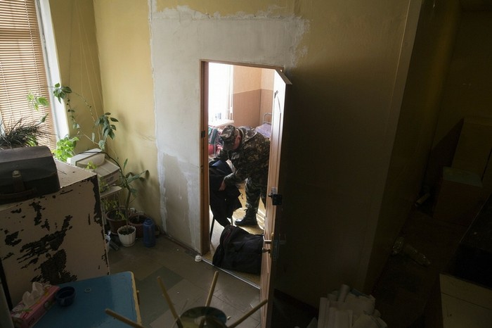 Các quân nhân Ucraine thu dọn đồ đạc trước khi rời đi