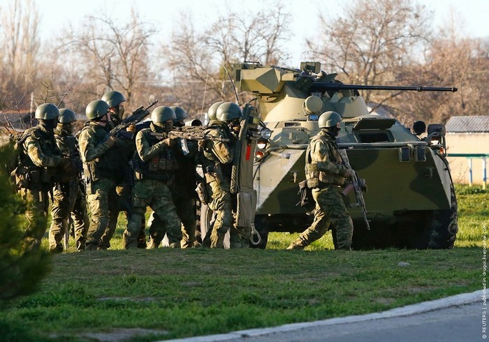 Lực lượng có vũ trang hạng nặng được cho là lính Nga sử dụng vũ khí tiến vào căn cứ Belbek