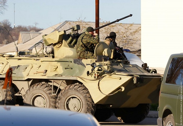 Xe thiết giáp của Nga tiến vào trong căn cứ