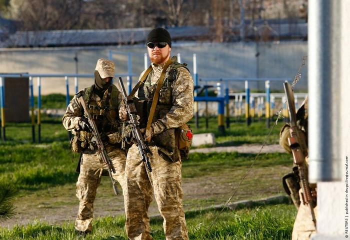 Những binh sỹ có vũ trang được cho là lính Nga chính hiệu