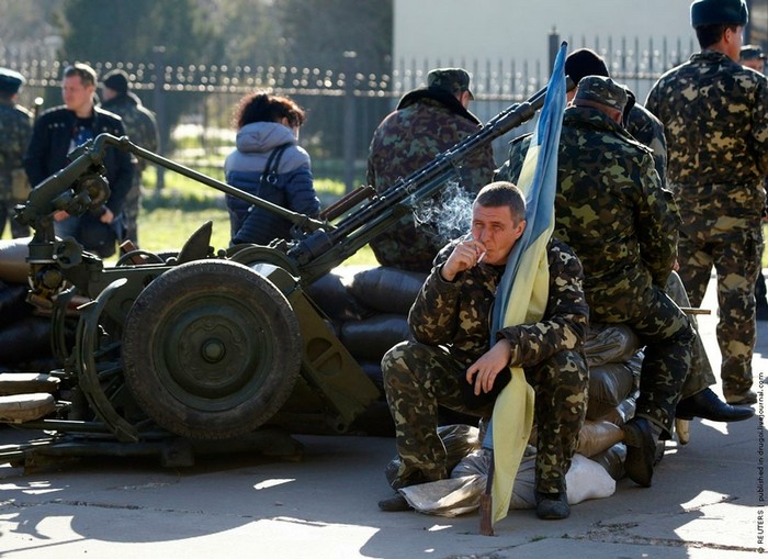 Các quân nhân Ucraine và vợ, người thân của họ đang đợi thời điểm căn cứ của mình bị người Nga đến khống chế