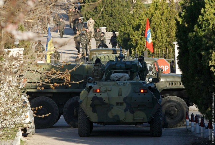 Lực lượng thiết giáp chở bộ binh của Nga đang vây chặt bên ngoài căn cứ ở Belbek