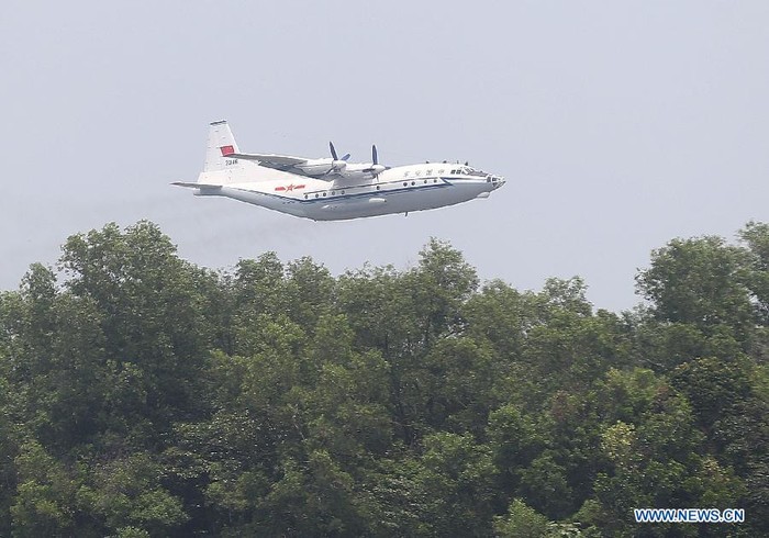 Máy bay Y-8 của Trung Quốc cất cánh từ căn cứ quân sự Subang, Malaysia đi tìm kiếm manh mối chiếc MH370 mất tích