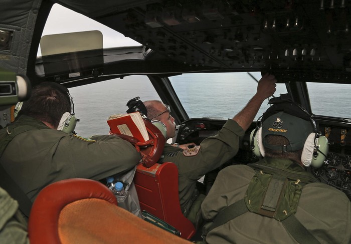 Các nhân viên, phi công của Australia trên chiếc máy bay AP-3C Orion