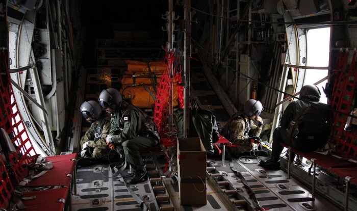 Các chuyên gia Nhật Bản đang tìm kiếm bằng mắt thường trên biển từ máy bay vận tải C-130