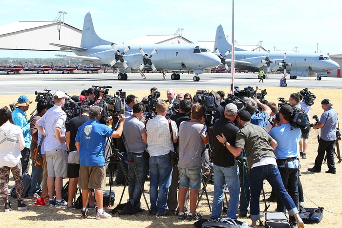 Phóng viên vây kín tại sân bay ở Perth, Australia khi Thủ tướng Australia trả lời phỏng vấn báo chí