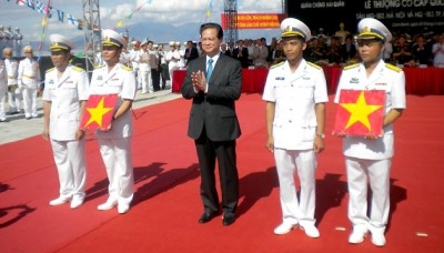 Thủ tướng Nguyễn Tấn Dũng trao Quốc kỳ cho thuyền trưởng và chính trị viên hai tàu. (Ảnh: Phong Nguyên)