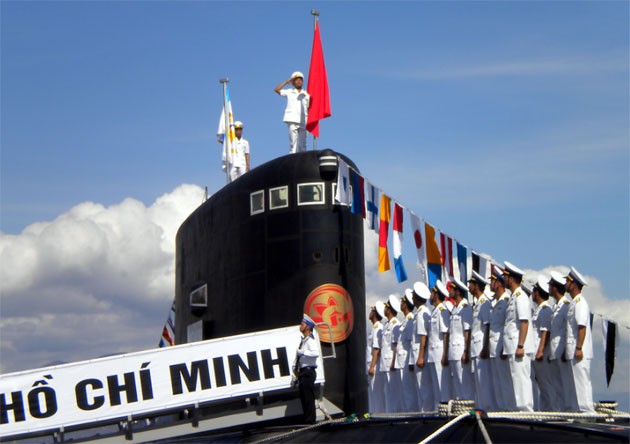 Đô đốc Nguyễn Văn Hiến trao cờ Hải quân cho thuyền trưởng và chính trị viên hai tàu. (Ảnh: Công Thi)