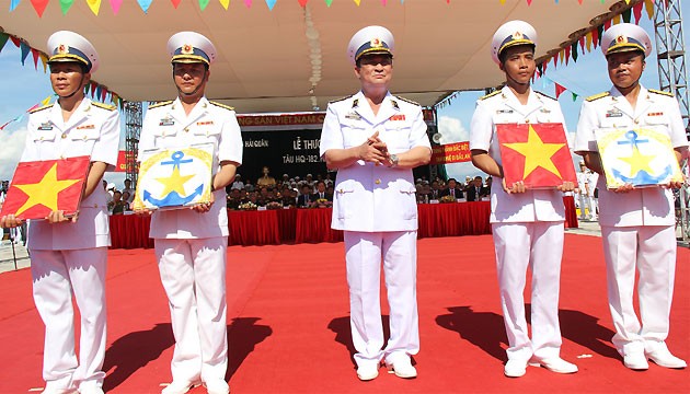 Đội hình cán bộ thủy thủ tàu HQ-183 TP Hồ Chí Minh. (Ảnh: Phong Nguyên)