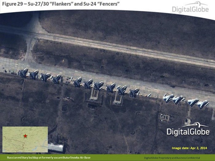 Ảnh chụp hôm 2/4/2014 cho thấy Nga bố trí các máy bay Su-27/30 Flankers, Su-24 Fencers tại căn cứ ở Buturlinovka, miền Nam nước Nga.