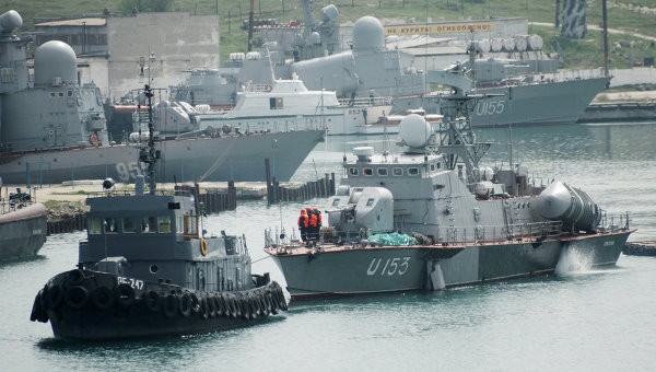 Nga kéo tàu chiến của Ucraine ra vùng biển trung lập để bàn giao