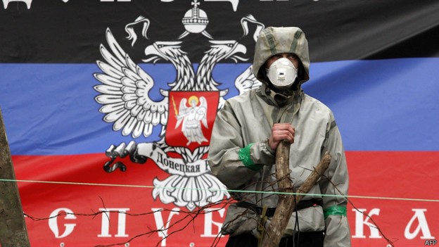 Quân nhân đứng gác trước lá cờ được gọi là của nước Cộng hòa Donetsk