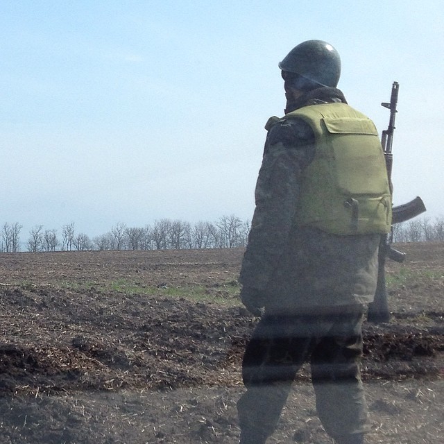 Một binh sỹ Ucraine đang đứng gác gần khu vực tập kết xe tăng