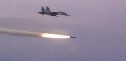 Máy bay chiến đấu Su-30MK2 phóng tên lửa chống hạm Kh-31A, là sát thủ tiêu diệt tàu chiến mặt nước như tàu sân bay