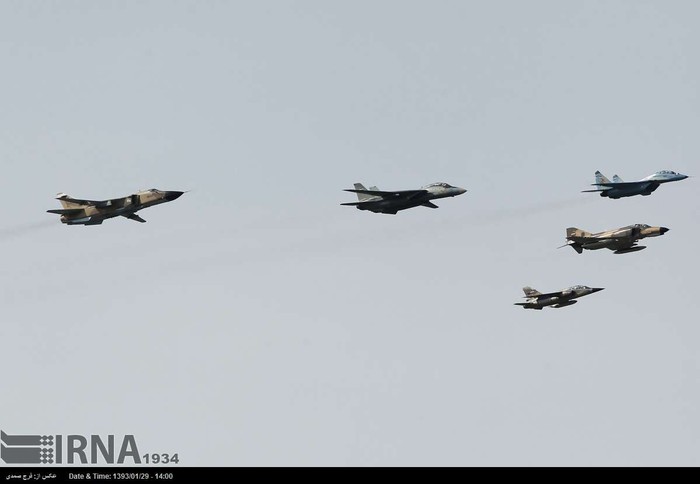 Đội hình máy bay chiến đấu gồm nhiều loại của Iran