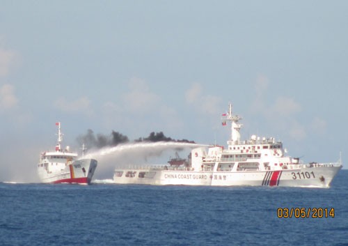 Tàu Trung Quốc dùng vòi rồng công suất cao phun nước vào tàu Cảnh sát biển Việt Nam ngày 3.5 vừa qua (nguồn ảnh Thanhnien)