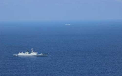 Hình ảnh hai tàu chiến Trung Quốc hoạt động ở Biển Đông được trực thăng MH-60 ghi lại - Ảnh: US Navy.