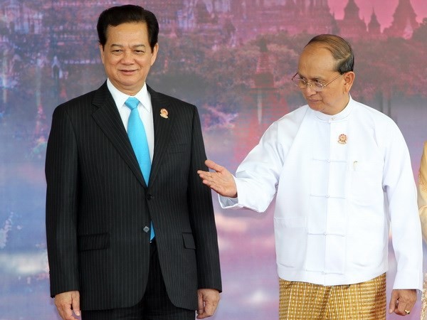 Tổng thống Cộng hòa Liên bang Myanmar Thein Sein đón Thủ tướng Nguyễn Tấn Dũng đến dự hội nghị. Ảnh: Đức Tám – TTXVN