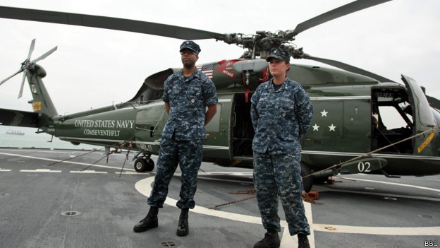 Bãi đáp trực thăng của tàu khu trục USS Blue Ridge - thuộc Hạm đội 7