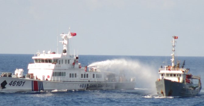 Tàu Trung Quốc dùng vòi rồng công suất cao tấn công tàu Việt Nam