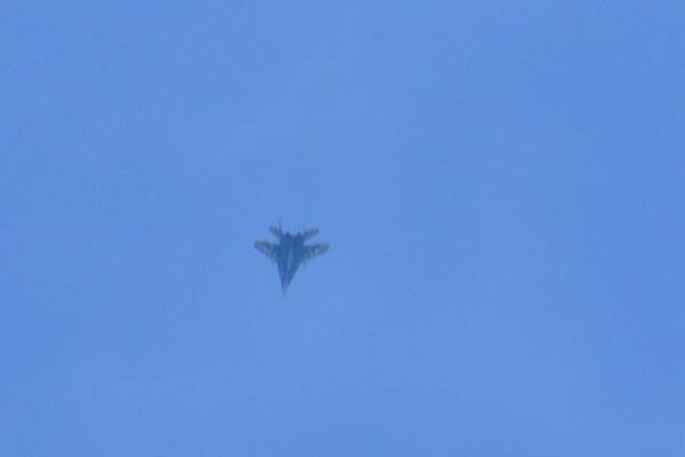 Một chiếc MiG-29 của Phi đội Chim Ưng của Không quân Ucraine cũng bay yểm hộ phía trên