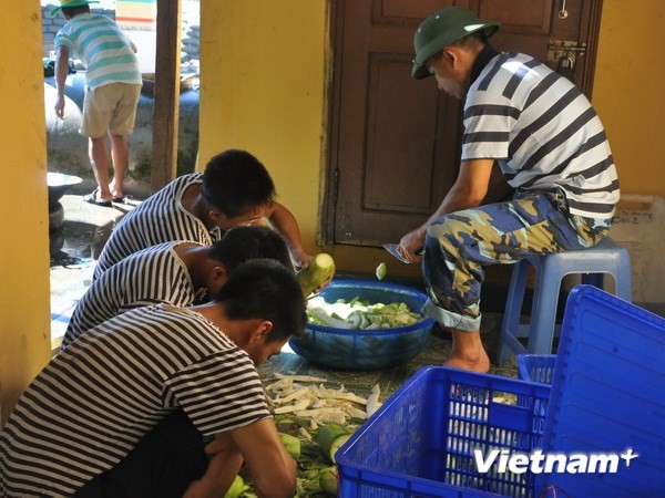 Chuẩn bị bữa ăn ở đảo Trường Sa Lớn. (Ảnh: Việt Đức/Vietnam+)