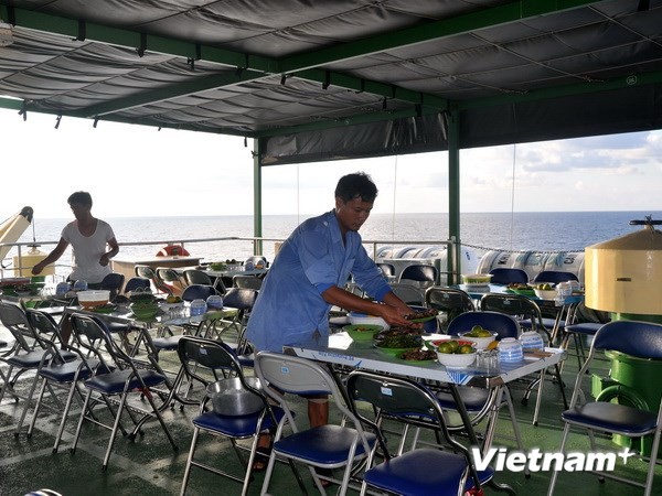 Chuẩn bị một bữa ăn cho khách trên tàu HQ 561. (Ảnh: Việt Đức/Vietnam+)