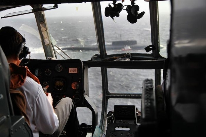 Hình chụp cảnh chiếc xuồng máy và tàu ngầm từ trên buồng lái của một chiếc trực thăng cứu hộ