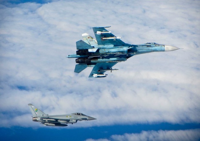 Chiến đấu cơ Typhoon của Không quân Anh áp sát chiến đấu cơ Su-27 của Nga
