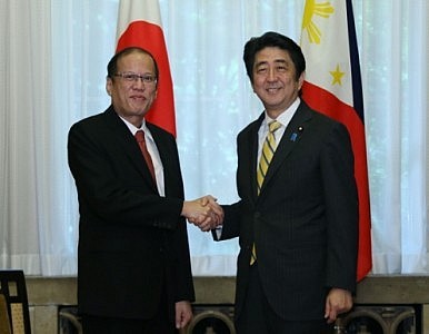 Tổng thống Philippines Benigno Aquino tại văn phòng Thủ tướng Nhật Bản Shinzo Abe